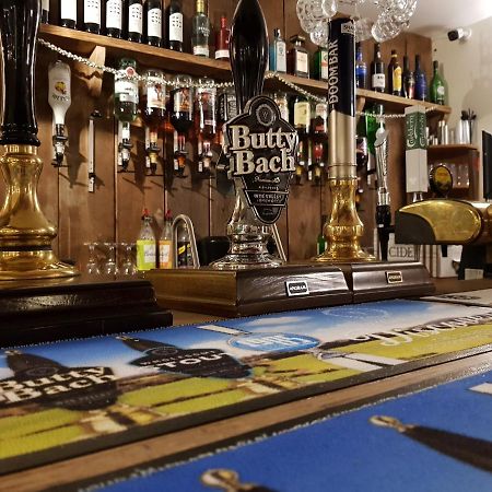 The Cock Hotel Bronllys 外观 照片