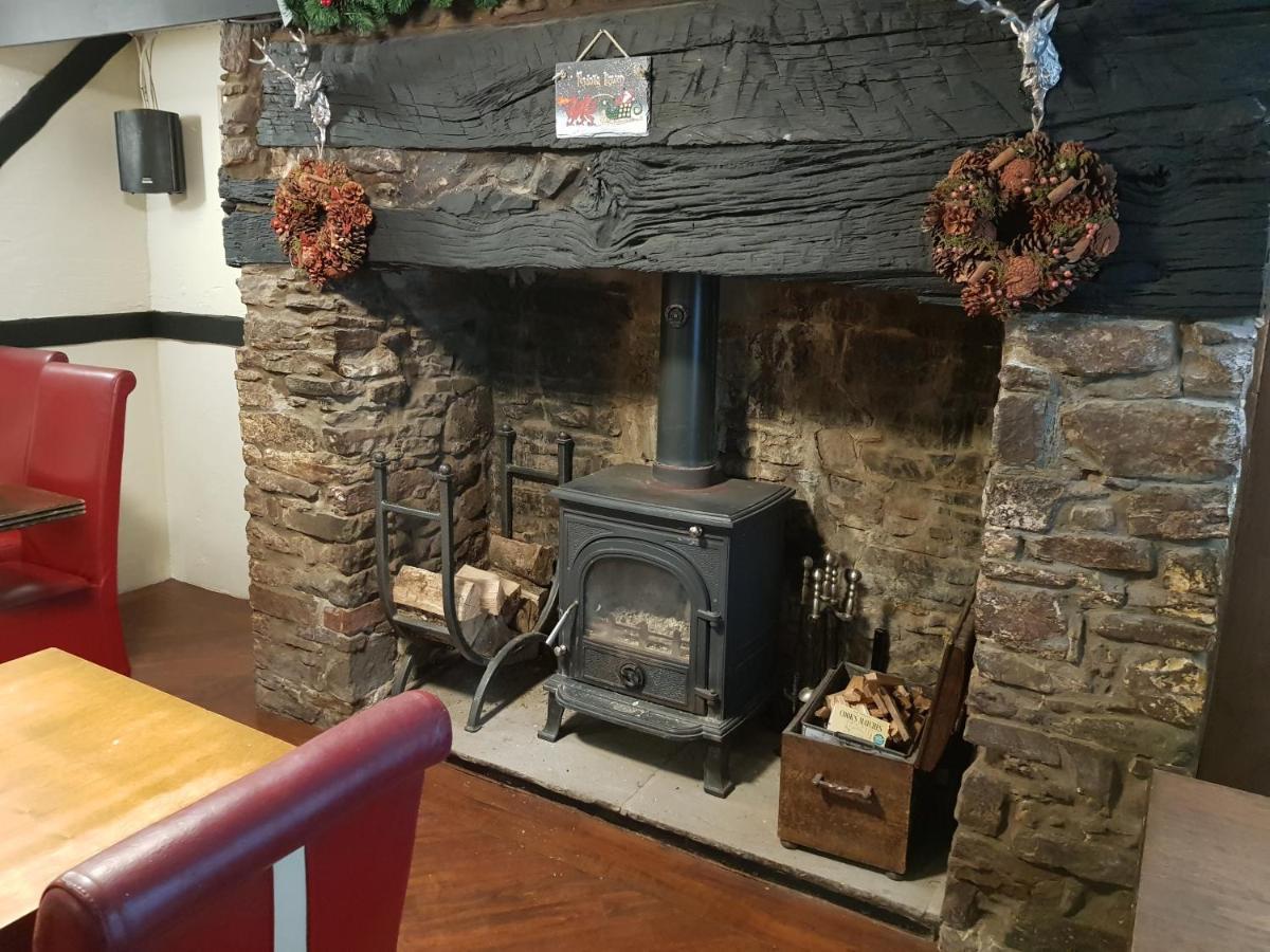 The Cock Hotel Bronllys 外观 照片