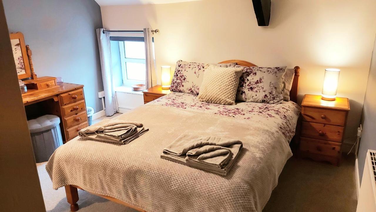 The Cock Hotel Bronllys 外观 照片